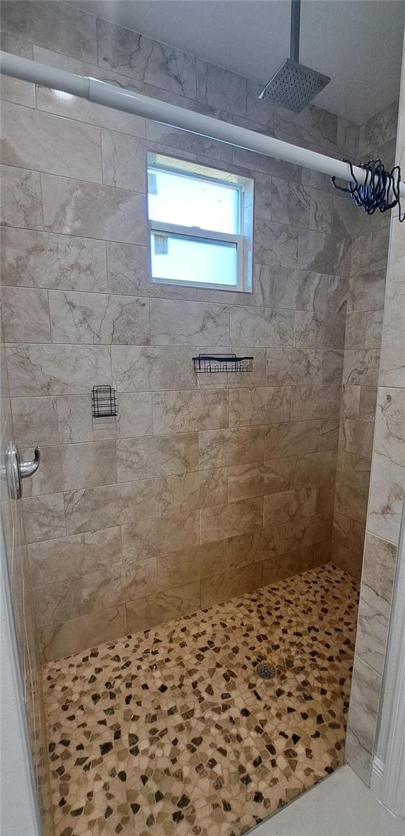 bathroom featuring tiled shower