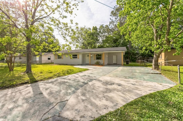 view of front of home featuring a front lawn