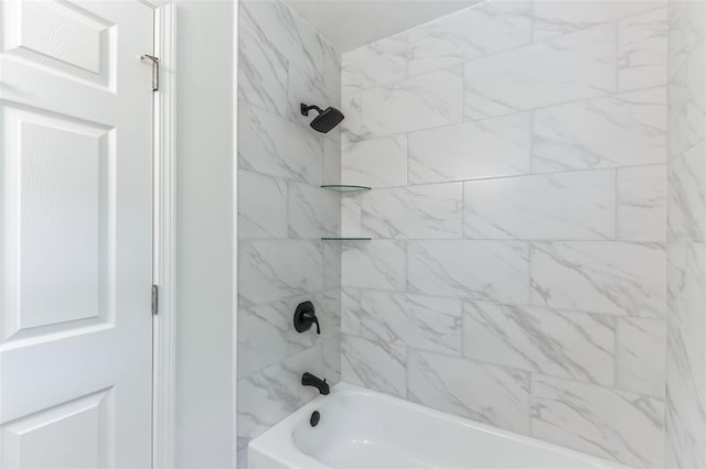 bathroom featuring tiled shower / bath