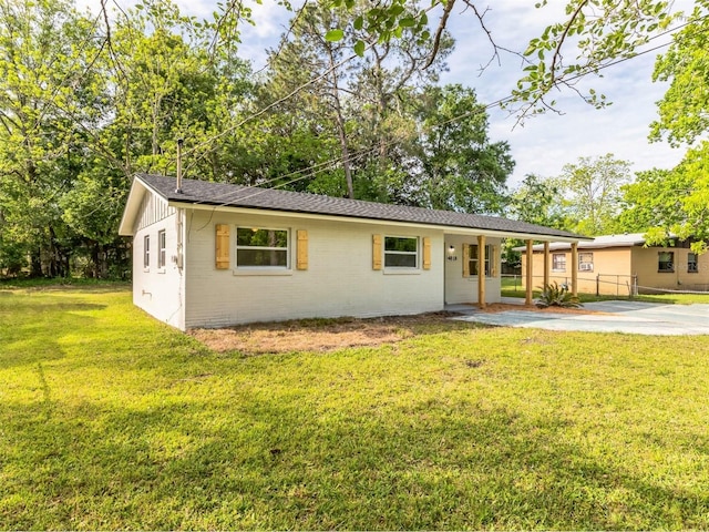 single story home with a front lawn