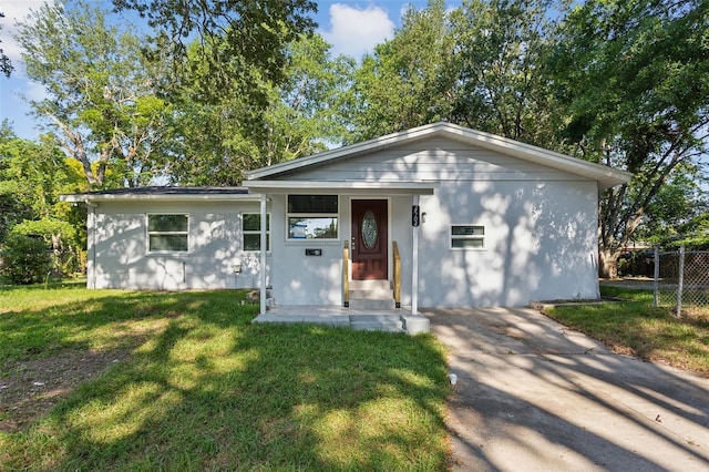 view of front facade featuring covered porch and a front lawn