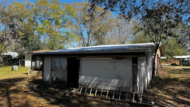 view of outdoor structure featuring an outbuilding