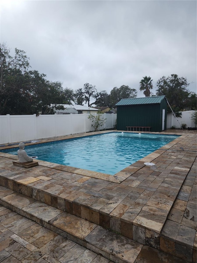 view of swimming pool