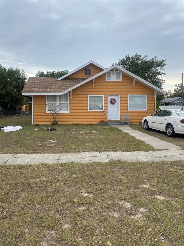 view of front of property featuring a front yard