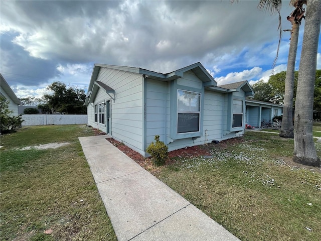 view of front facade with a front yard