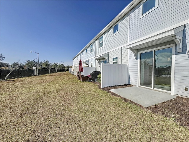 view of yard featuring a patio area