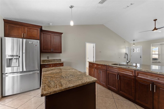 kitchen with stainless steel fridge with ice dispenser, an island with sink, ceiling fan, vaulted ceiling, and sink