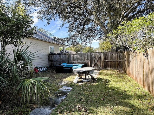 view of yard featuring outdoor lounge area