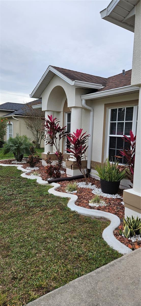 view of front facade with a front yard