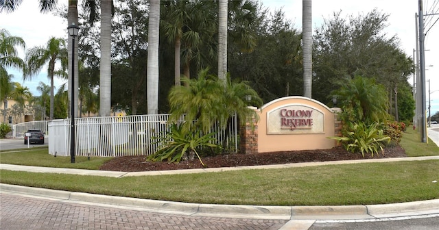 community sign featuring a yard