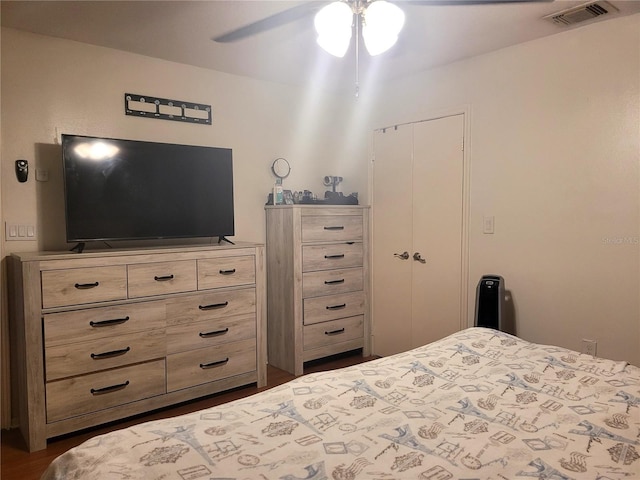 bedroom with ceiling fan