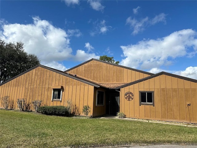 exterior space featuring a front yard