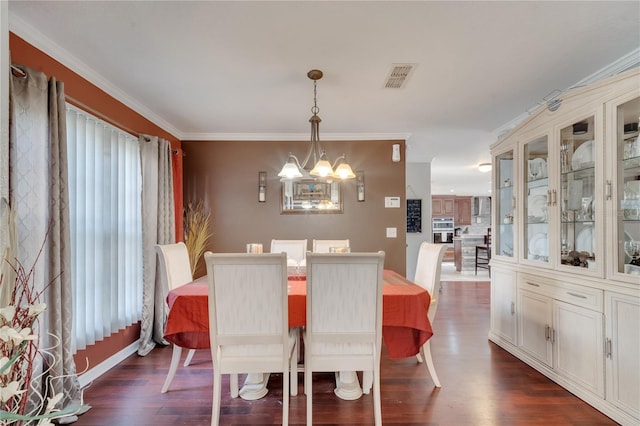 dining room featuring crown molding, a notable chandelier, and dark hardwood / wood-style floors