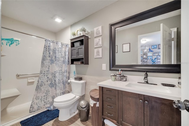 full bathroom featuring toilet, shower / bath combo with shower curtain, and vanity