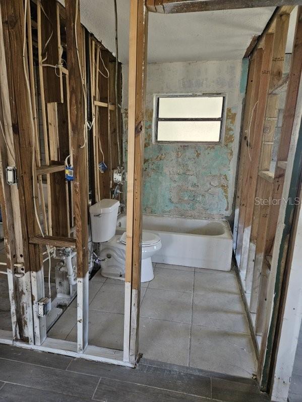 bathroom with toilet and a bathtub