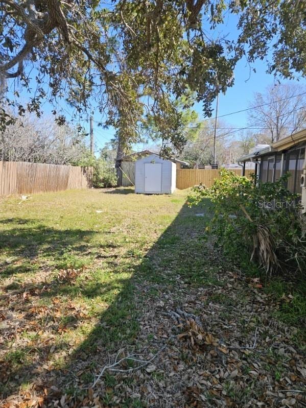 view of yard featuring a shed