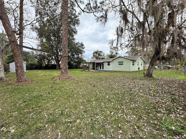 view of yard with a shed