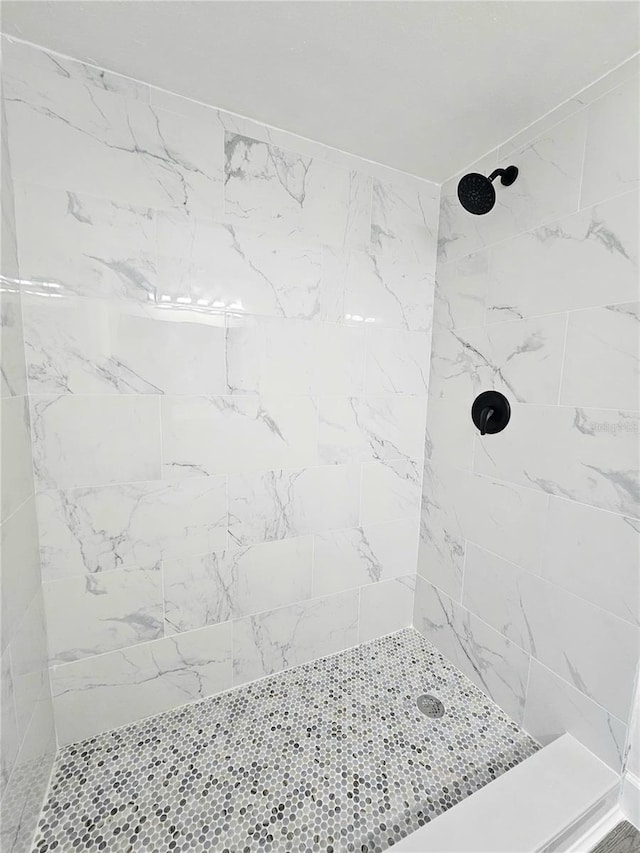 bathroom featuring a tile shower