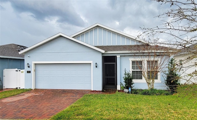 view of front of property featuring a front lawn and a garage