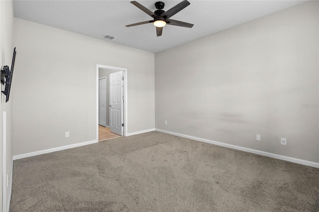 carpeted empty room featuring ceiling fan