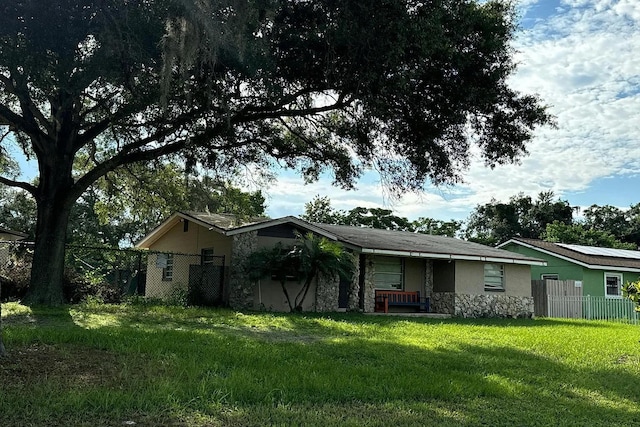 single story home featuring a front yard