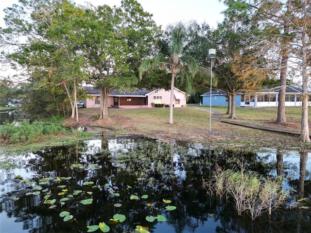 view of yard featuring a water view