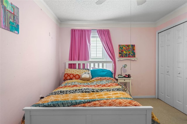 carpeted bedroom with crown molding, a textured ceiling, ceiling fan, and a closet