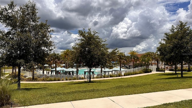 view of property's community featuring a lawn