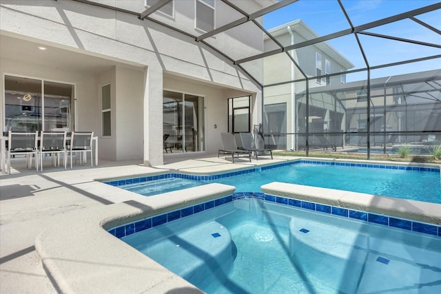 view of pool featuring an in ground hot tub, a lanai, and a patio