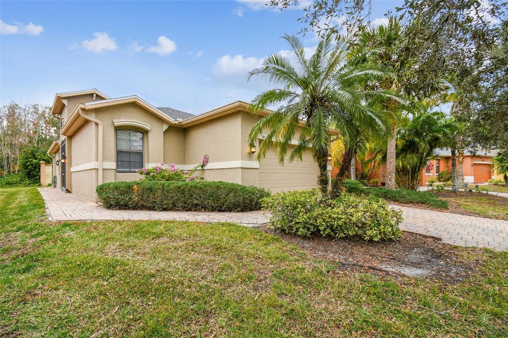 view of front of property featuring a front lawn