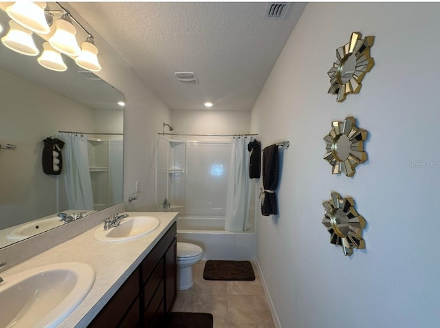 full bathroom featuring shower / bathtub combination with curtain, tile patterned flooring, an inviting chandelier, a textured ceiling, and toilet