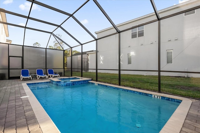 view of pool with an in ground hot tub, a patio, a lanai, and a yard