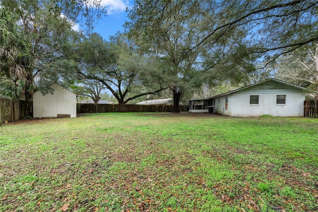 view of yard featuring a shed