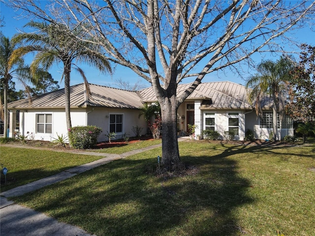 single story home with a front lawn