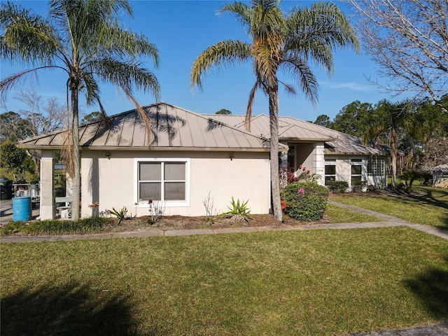 view of front of house featuring a front lawn