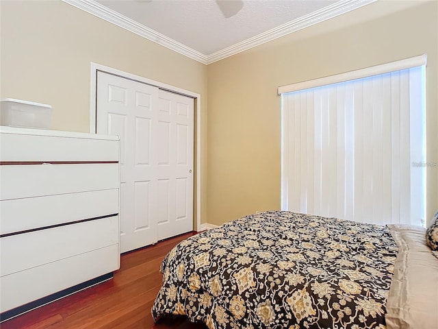 bedroom featuring ceiling fan, crown molding, a closet, and dark hardwood / wood-style flooring