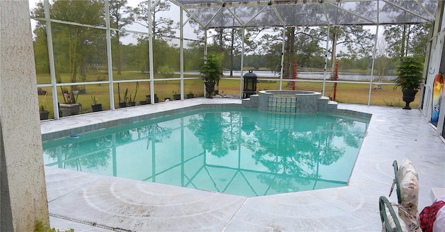 view of pool with an in ground hot tub, a patio area, and a lanai