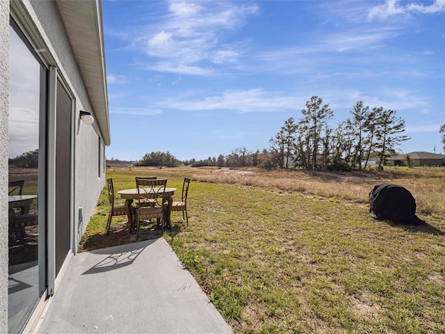 view of yard featuring a patio