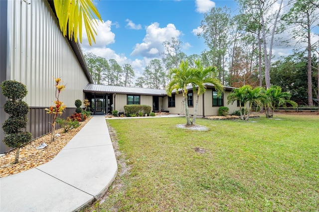 view of front of property featuring a front lawn