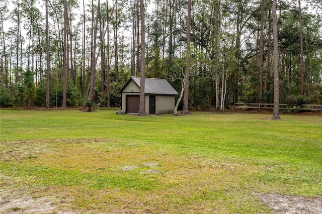 view of yard featuring a garage and an outdoor structure