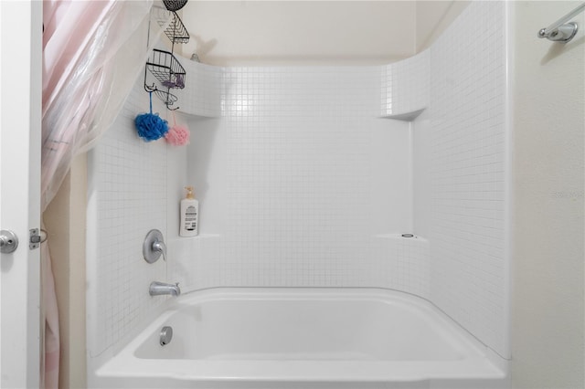 bathroom with washtub / shower combination