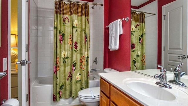 full bathroom with toilet, vanity, and shower / bath combo