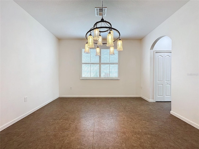 unfurnished room with arched walkways, a textured ceiling, visible vents, baseboards, and an inviting chandelier