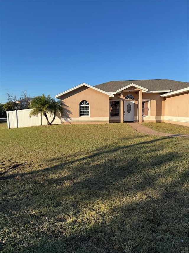 view of front of house featuring a front lawn