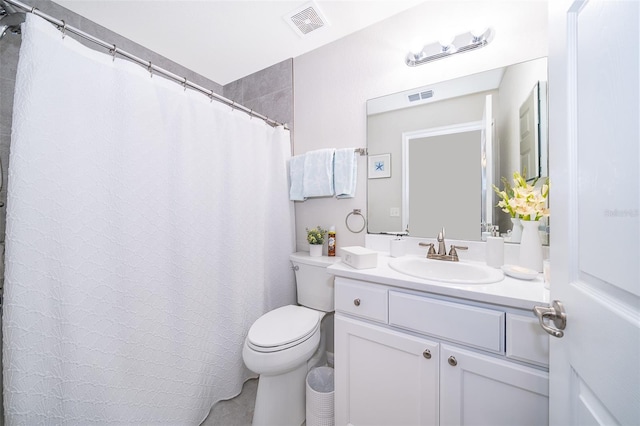 bathroom with a shower with curtain, vanity, and toilet