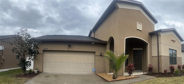 view of front facade featuring a garage