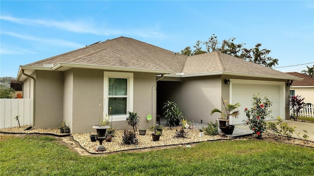 view of front of property featuring a front lawn and a garage