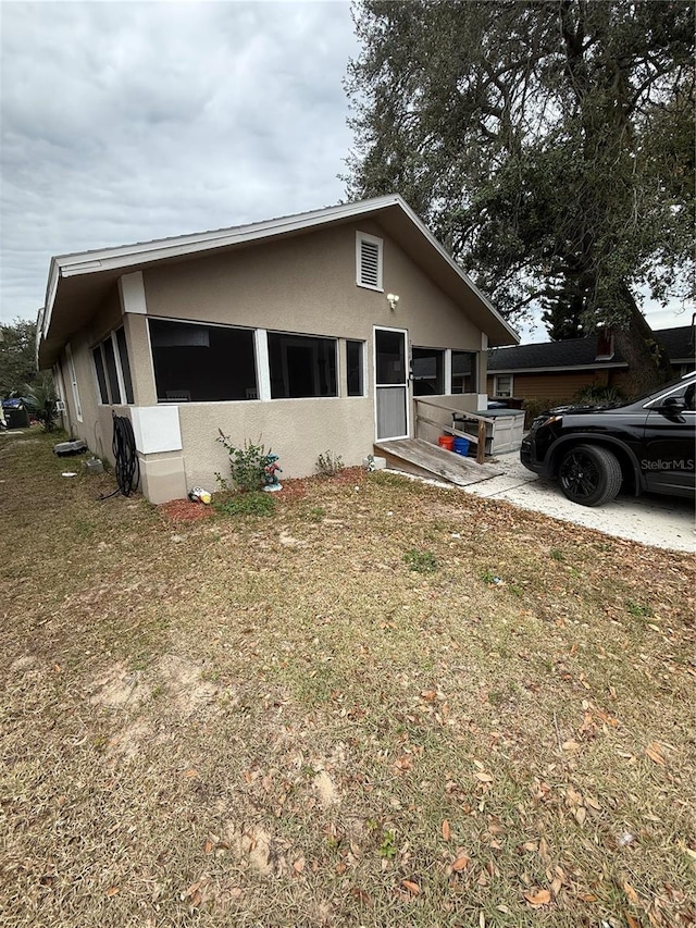 view of front facade featuring a front lawn