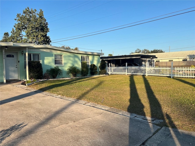 view of front of house featuring a front lawn and a carport