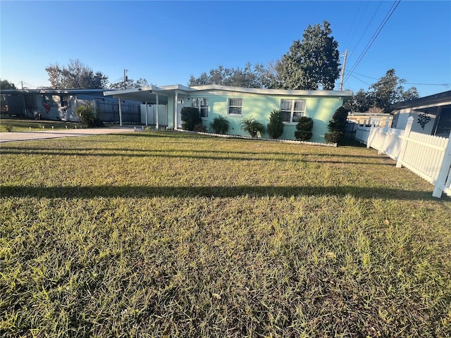 view of front of home featuring a front yard